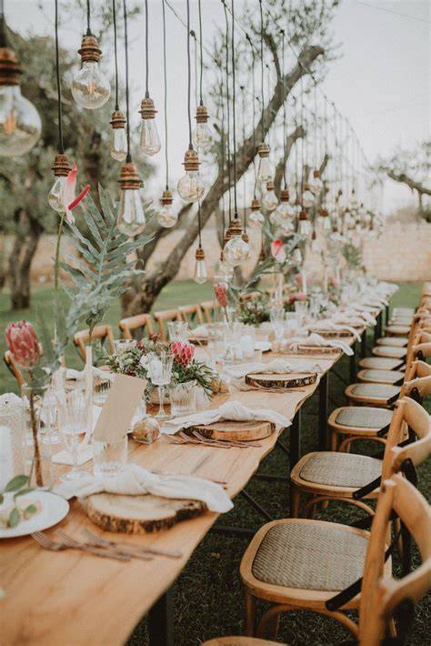 Tavola apparecchiata per un matrimonio rustico chic a Canto alla Moraia con vista sui vigneti