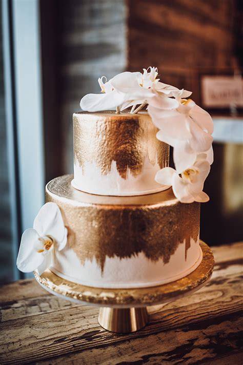 Esempio di torta nuziale con effetto marmo e dettagli oro