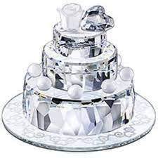 Dettaglio di una torta nuziale scintillante con cristalli Swarovski