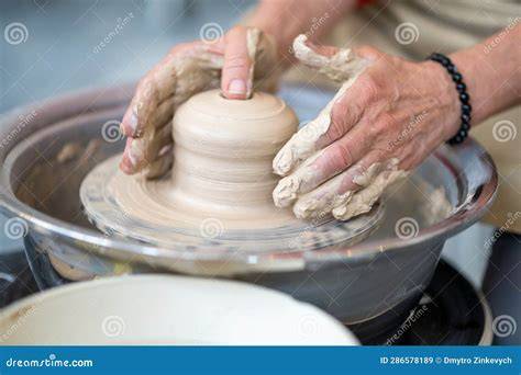 Coppia che modella argilla in un laboratorio di ceramica
