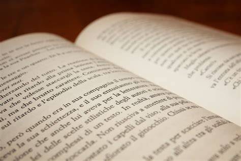 Libro aperto con parole romantiche