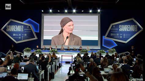 Bianca Balti durante la conferenza stampa di Sanremo