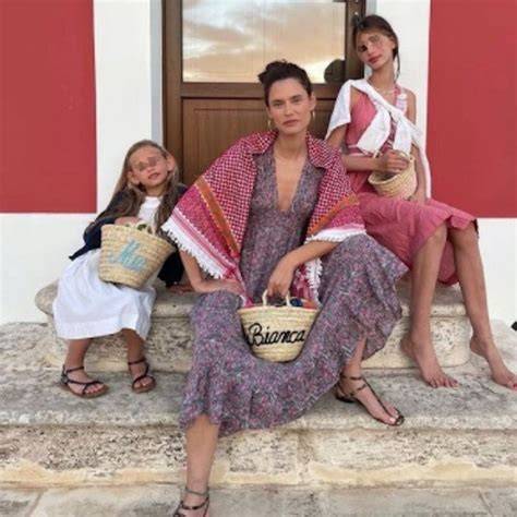 Bianca Balti con le sue figlie