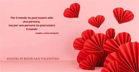 Lavagnette con frasi romantiche appese a un albero