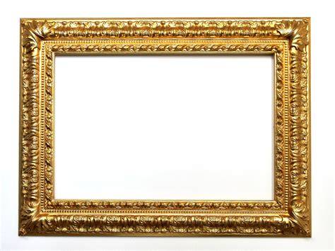 Un quadro bianco con una cornice dorata