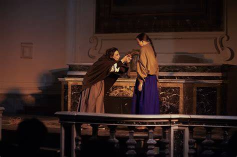 Un maestro di teatro che insegna a un'attrice