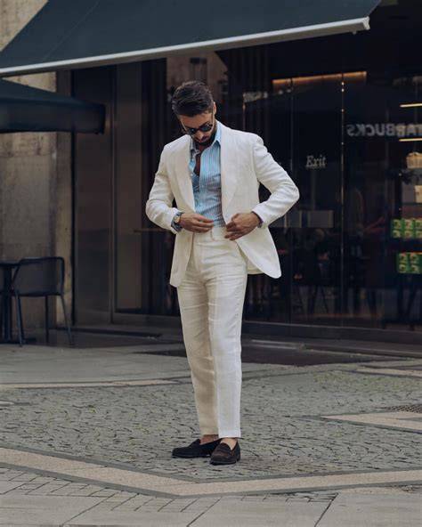 Abbinamento completo bianco con camicia azzurra e mocassini chiari