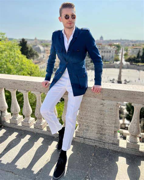 Mix & Match: giacca bianca con pantaloni blu