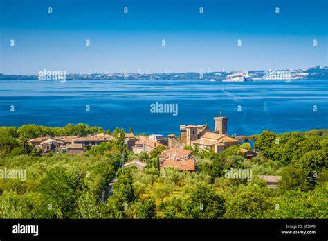 Vista panoramica del Lago di Bolsena con colline circostanti