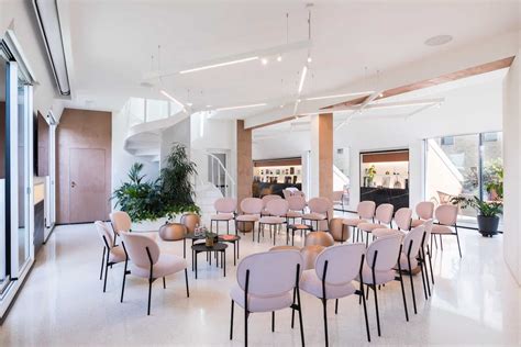 Interno di una sala eventi moderna con attrezzature tecnologiche