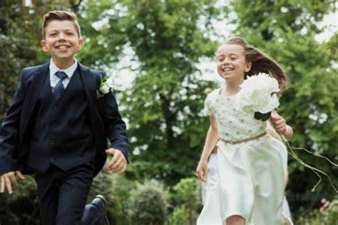 bambino che porta le fedi al matrimonio