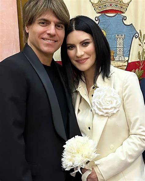 Laura Pausini e Paolo Carta mano nella mano dopo il matrimonio