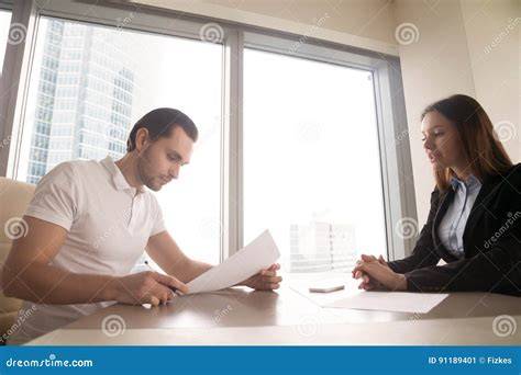 Persona che firma un contratto assicurativo