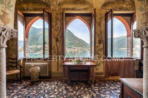 interno di una villa storica con vista lago