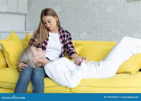 Casa moderna con due persone che si godono il tempo insieme