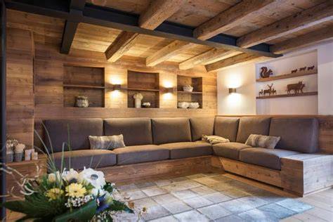 Interno di un salone rustico per eventi