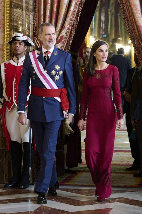 Sua Maestà in abiti da cerimonia cavallereschi con Felipe e Letizia e con Guglielmo e Maxima