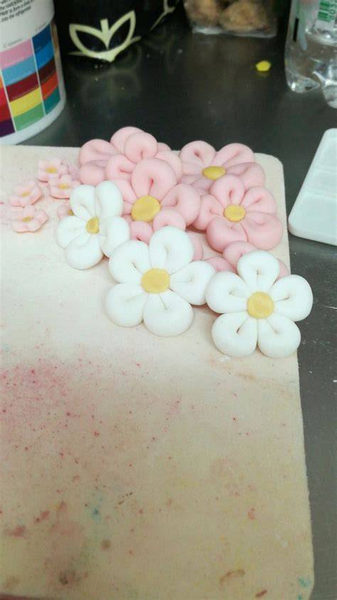 Decorazione a tema matrimonio di zucchero con dolci e fiori