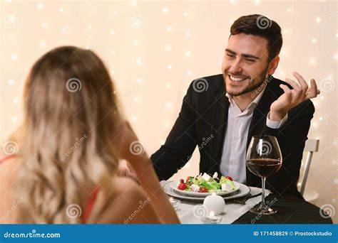 Coppia che si gode una cena romantica