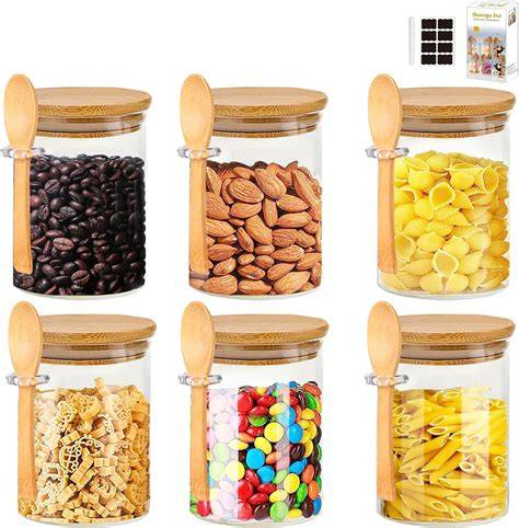 Barattoli con ingredienti secchi per ricette