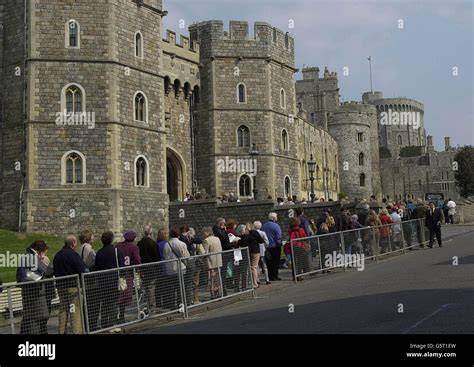 Pubblico in attesa fuori dal Castello di Windsor