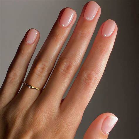 Manicure da sposa elegante