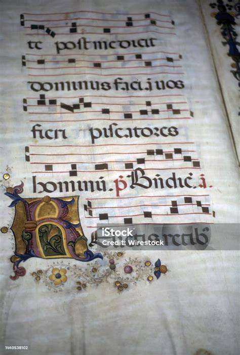 Manoscritto medievale con scene di cavalieri