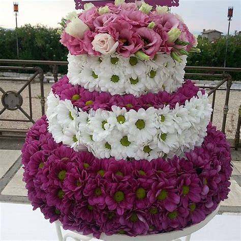 Composizione di fiori freschi su una torta nuziale