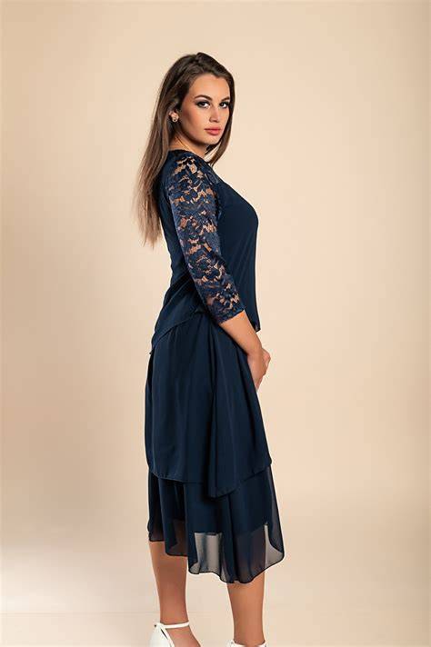 Bambina con abito elegante in pizzo blu cobalto