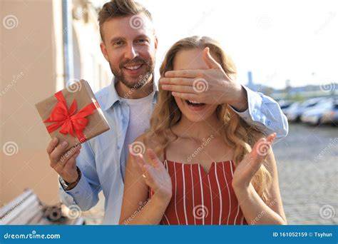 Coppia felice che si scambia gli auguri