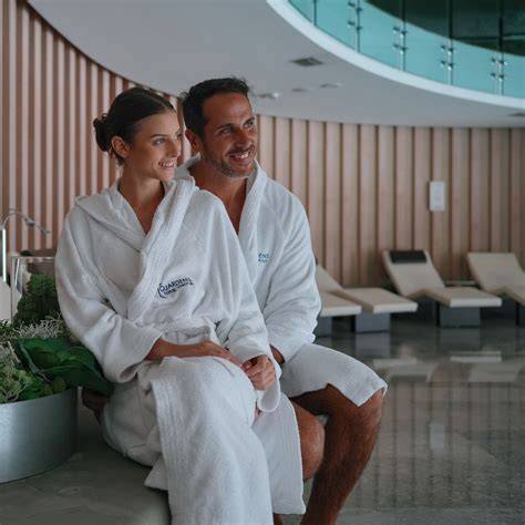Coppia che fa un massaggio di coppia in una spa tropicale