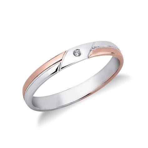 Dettaglio di una fede nuziale UNOAERRE in oro rosa e bianco con diamanti