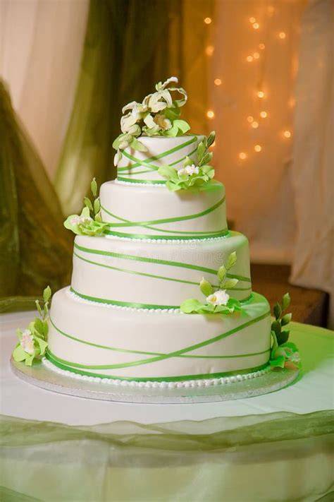 Torta nuziale bianca con decorazioni verdi