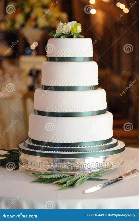 Torta nuziale bianca e verde con elementi naturali