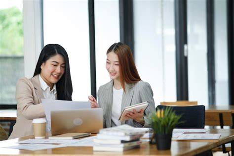Professionisti del wedding planning che discutono idee