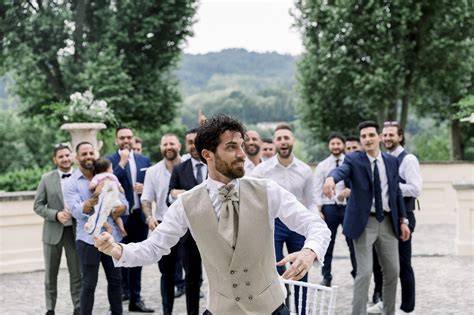Coppia di sposi che esegue il lancio della giarrettiera