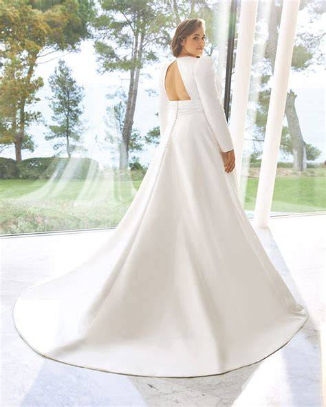 Sposa con un elegante abito da sposa Gabbiano