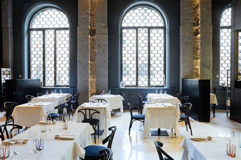 Interno del ristorante La Scala con tavoli apparecchiati per un ricevimento
