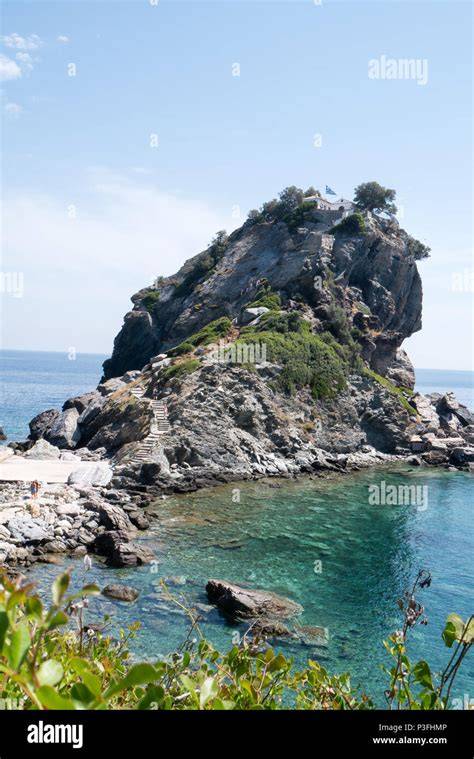 La chiesa di Agios Ioannis su uno scoglio a Skopelos
