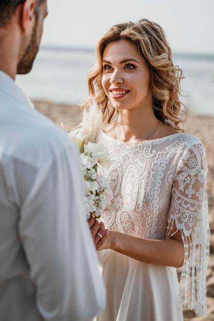 Coppia che festeggia matrimonio sulla spiaggia