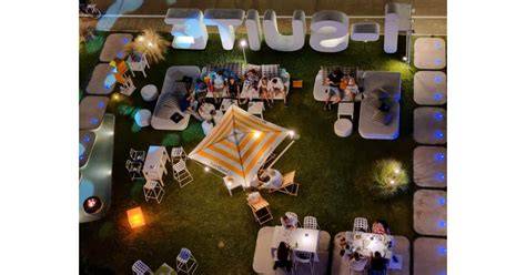 Dettagli della festa in piscina con ostriche e DJ