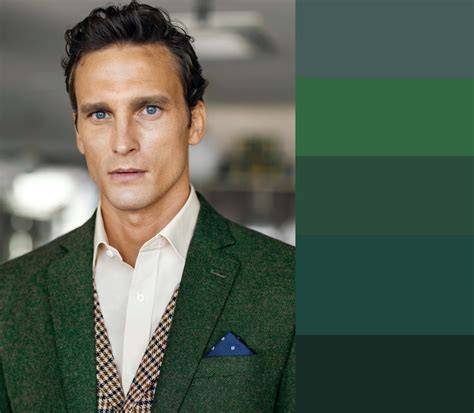 Tavolozza di colori con borgogna e verde scuro per abiti da damigella