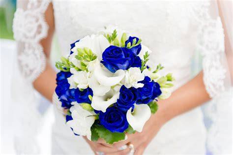 Bouquet sposa con rose bianche e blu