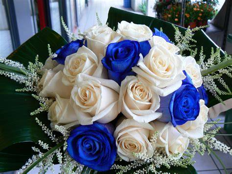 Composizione di rose blu e bianche con perle