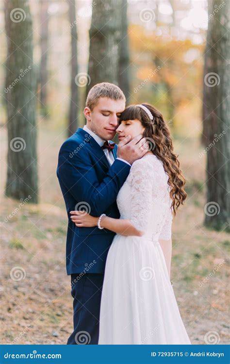 Coppia che si abbraccia romanticamente