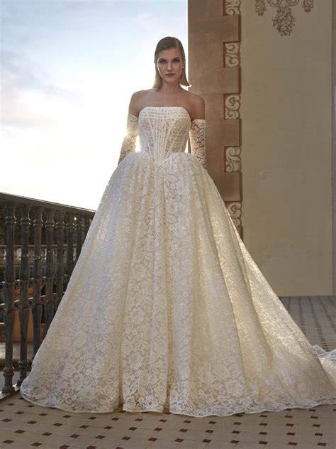 Modello di abito da sposa Pronovias stile principessa