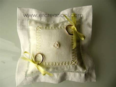 Paggetto con cuscino per le fedi