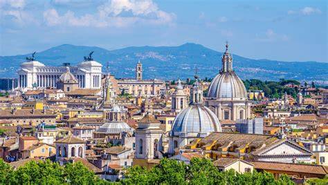 Vista panoramica di Roma con la cupola di San Pietro