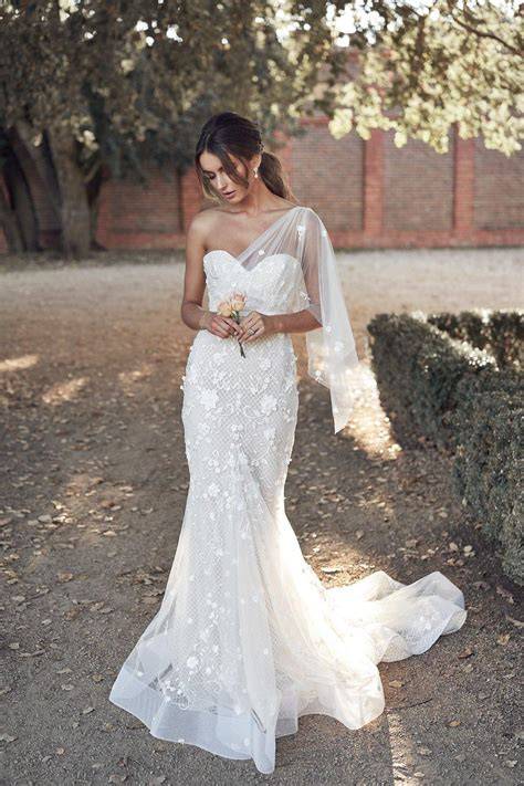 Modelli di abiti da sposa monospalla in pizzo