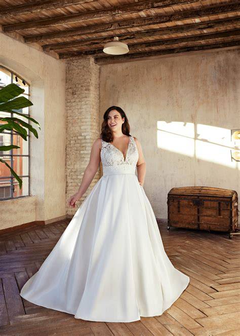 Abiti da sposa curvy con dettagli eleganti